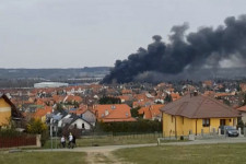 Eloltották a tűzoltók a Sopronban kigyulladt csarnokot