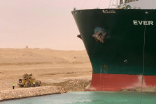 Még sokáig eltarthat a Szuezi-csatornába beragadt teherhajó elmozdítása