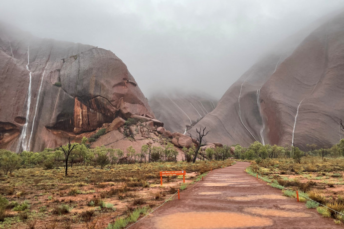 Annyi eső hullott, hogy vízesések alakultak ki az Uluru-sziklán