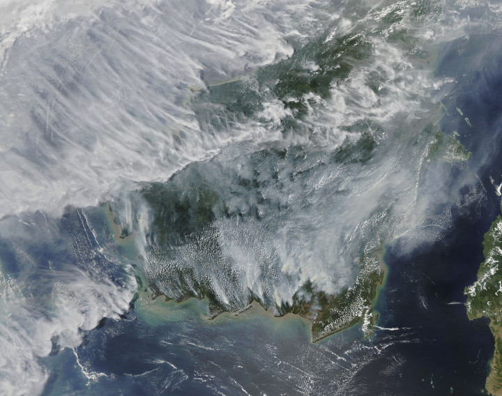 Műholdfelvétel a 2019-es indonéz erdőtüzek okozta füstről – Fotó: NASA Earth Observatory / AFP