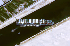 A világgazdaság oldalába is jól beleállt az óriáshajó a Szuezi-csatornán