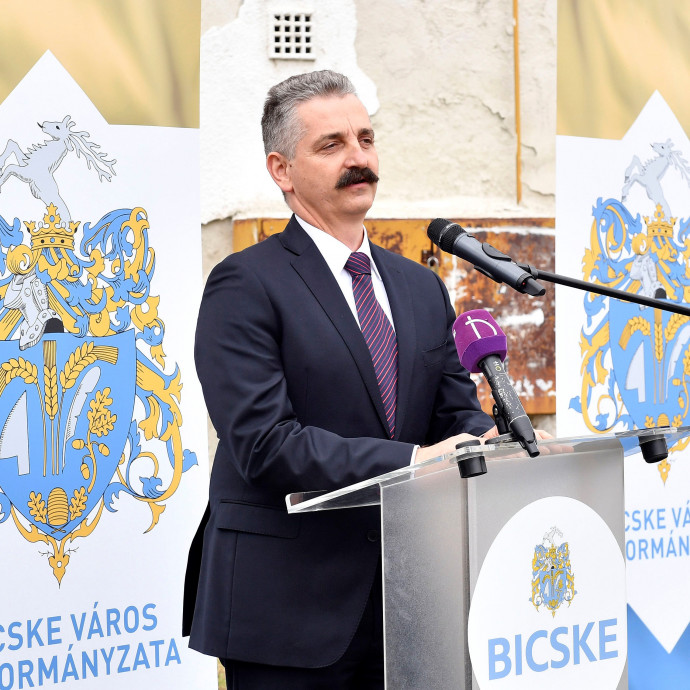 A negyedosztályú bicskei kézilabdacsapatnak kétszer annyiért építenek csarnokot, mint a város éves büdzséje