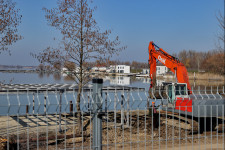 Elkerített partszakasz, 40 milliós úszóházak – felpörögnek a fejlesztések a Tisza-tónál is