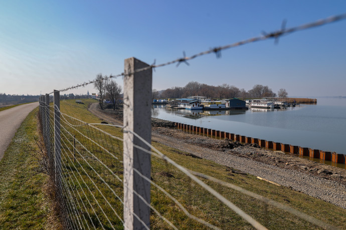 Több mint háromszáz méteren kerítették le a partszakaszt az Abádi Kikötőben – Fotó: Huszti István / Telex
