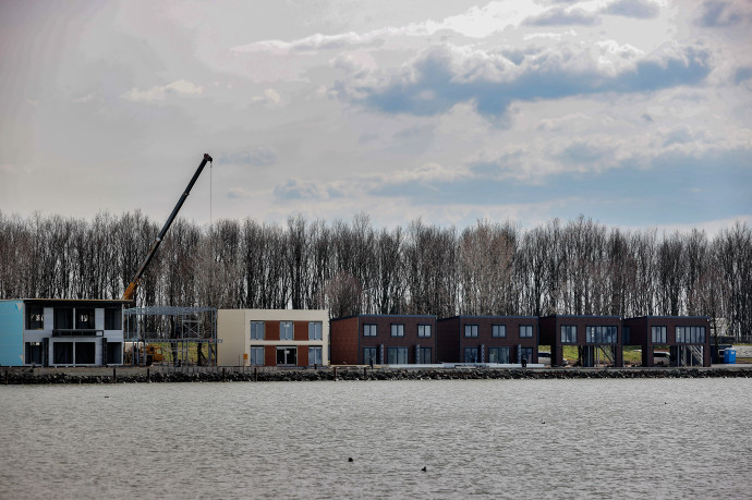 Nyárra már elkészülnek a mobil házak a Szalók Yacht Klub kikötőjében – Fotó: Huszti István / Telex