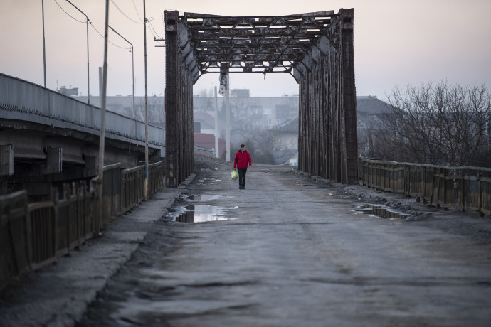 Hid a Tiszán. Egykor autóforgalmat is ellátott, mára afféle gyalóghíd lett belőle, miután még a szovjet időszakban megépült a kétsávos híd.