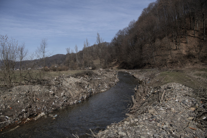 Nyolc kilométerre a Tisza forrásától, a Fekete-Tisza partján fekvő, azonos Feketetiszán (Csorna Tisza).