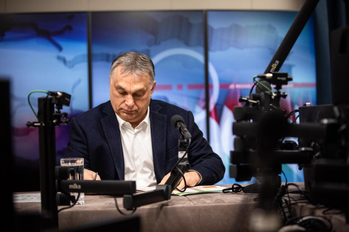 Orbán Viktor a Magyar Rádió stúdiójában szokásos pénteki interjúja alatt 2021. március 26-án – Fotó: Orbán Viktor / Facebook