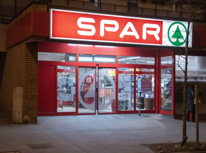 A SPAR élelmiszer-üzletlánc üzlete esti kivilágításban Kőbányán 2021 márciusában – Fotó: Róka László / MTVA Bizományosi / MTI
