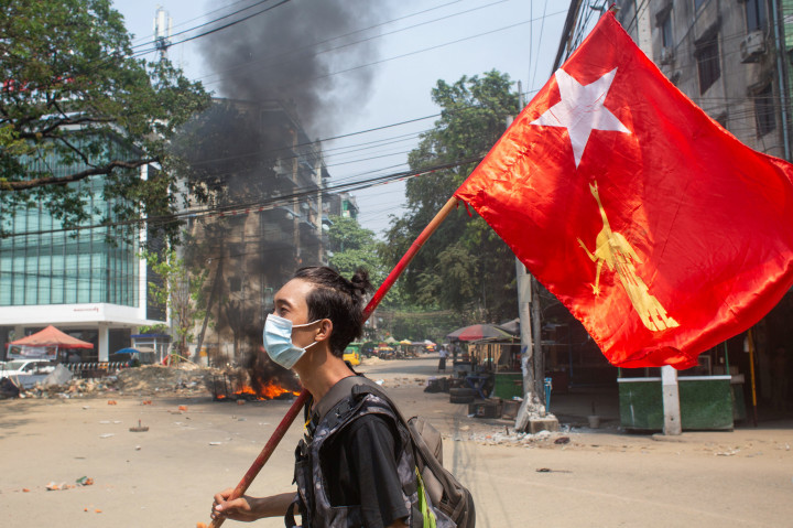 Az eddigi legvéresebb nap Mianmarban: kilencvennél is több fegyvertelen tüntetőt lőtt le a hadsereg