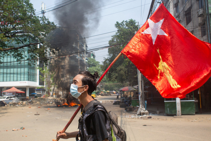 Egy tüntető az ellenállást jelképező zászlóval – Fotó: Reuters/Stringer