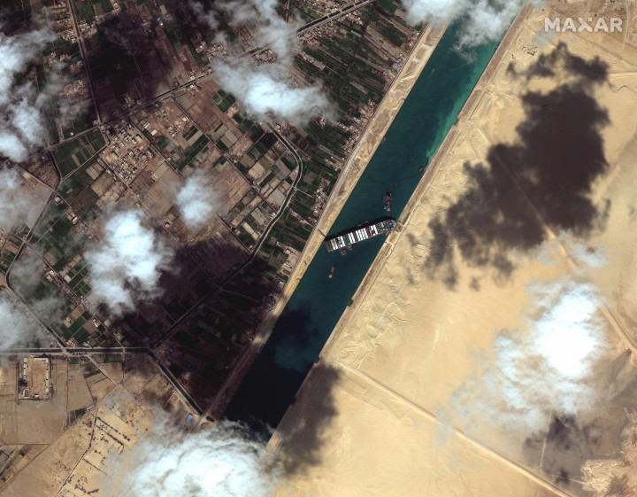 Műholdképen a keresztbe fordult Ever Given – Fotó: Satellite Image ©2021 MAXAR TECHNOLOGIES / AFP