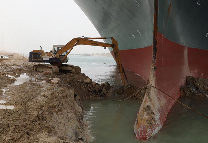 A parti homokba fúródott Ever Given a Szuezi-csatornán – Fotó: Suez Canal Authority / AFP