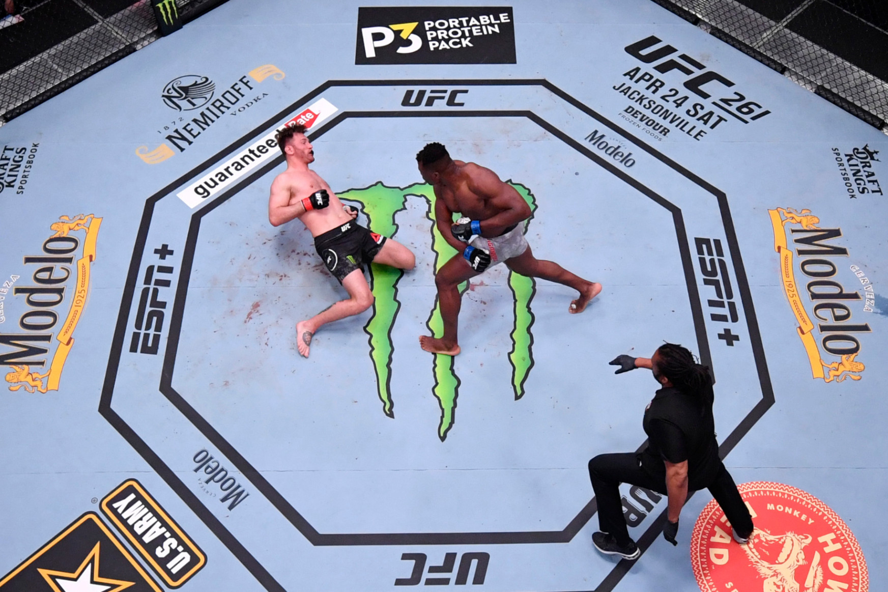 Hajléktalan migránsból lett a UFC nehézsúlyú világbajnoka