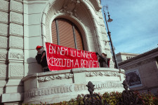 A Város Mindenkié aktivistái bemásztak a Fidesz-székház erkélyére