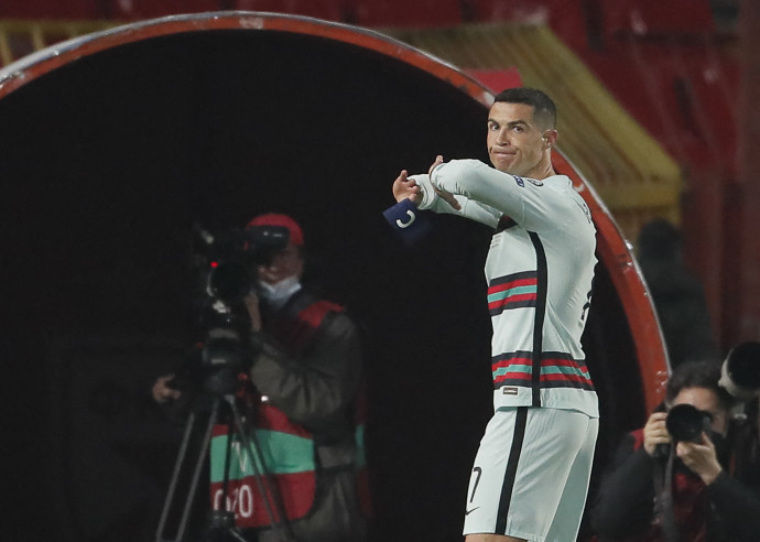 A dühöngő Ronaldo levette csapatkapitányi karszalagját is – Fotó: Pedja Miloszavljevics/AFP