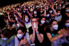 Így buliztak maszkban egy többezres koncerten Barcelonában
