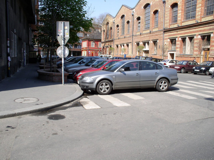 Szabálytalan parkolás zebránál. Forrás: Alapjárat.hu