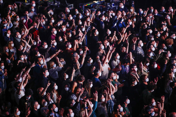 Az ötezres közönség a barcelonai koncerten – Fotó: Albert Gea / Reuters