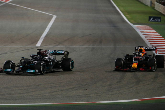 Újra izgalmas az F1: Hamilton fogcsikorgatva, hajszállal verte Verstappent