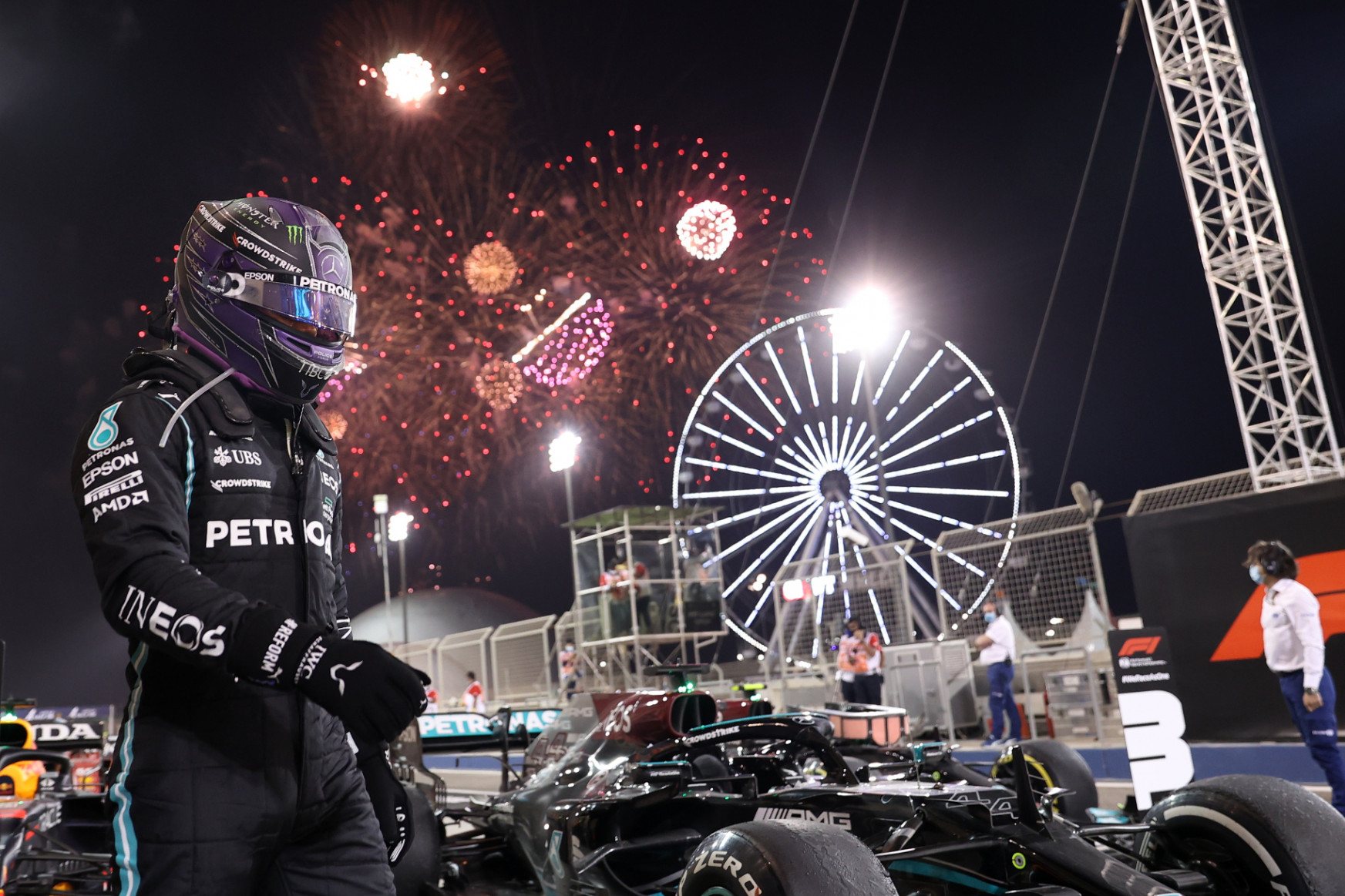 Újra izgalmas az F1: Hamilton fogcsikorgatva, hajszállal verte Verstappent