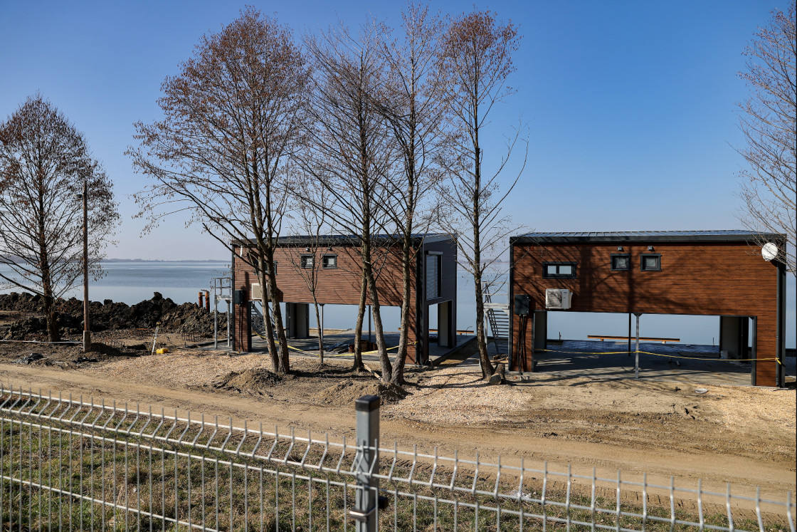 Elkerített partszakasz, 40 milliós úszóházak – felpörögnek a fejlesztések a Tisza-tónál is