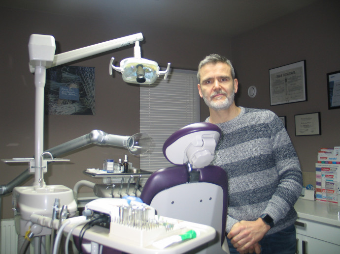 Utassy Viktor ismét a fogorvosi rendelőjében – hétvégente tud önkéntes munkát vállalni a győri kórházban – Fotó: Sudár Ágnes