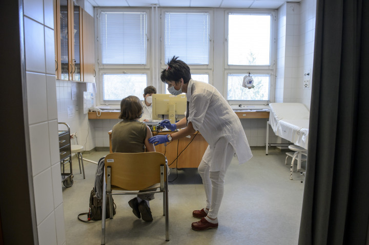 Egy szakápoló a Szputnyik V koronavírus elleni védőoltás első adagjával olt be egy nőt a salgótarjáni Szent Lázár Megyei Kórház oltópontján 2021. március 27-én – Fotó: Komka Péter / MTI