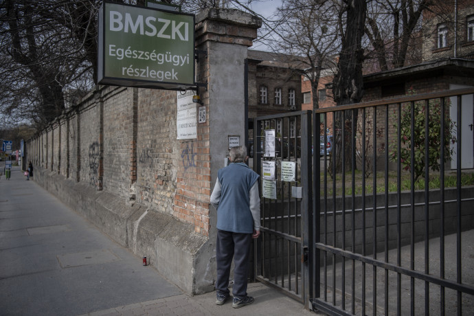 A BMSZKI Szabolcs utcai hajléktalan kórházának bejárata 2021. március 29-én – Fotó: Bődey János / Telex