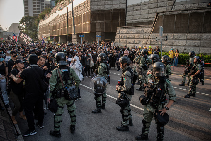 Rendőrök a tüntetőkkel szemben 2019-ben Hongkongban – Fotó: NICOLAS ASFOURI / AFP