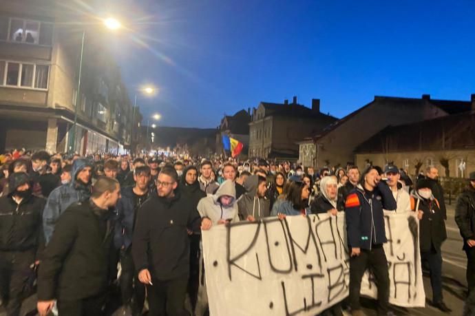 Csendőrdobálásig és idegengyűlöletig fajultak a korlátozások elleni megmozdulások Romániában