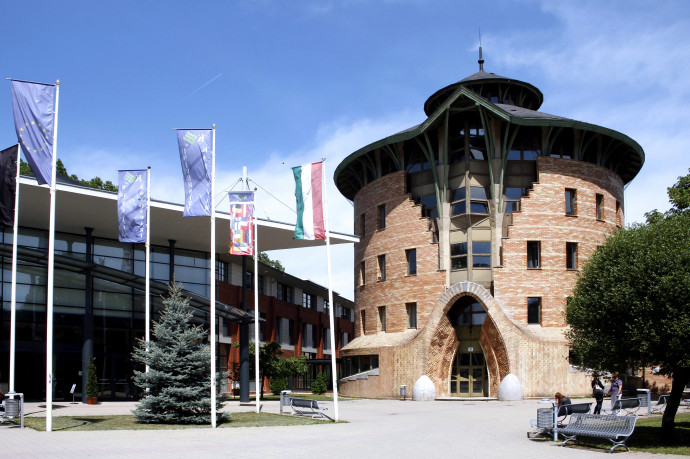 A Kaposvári Egyetem bejárati épülete és jobbra a Makovecz Imre Kossuth-díjas építész által tervezett körépület- Fotó: Váli Miklós / MTI
