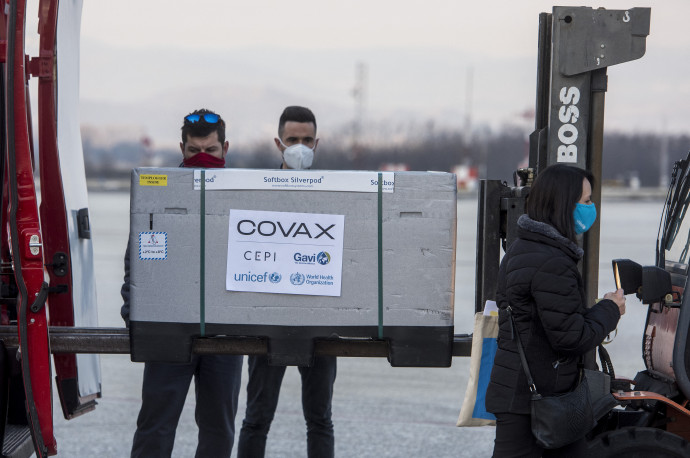 COVAX-szállítmány 2021. március 28-án Észak-Macedóniában, Szkopjéban – Fotó: ROBERT ATANASOVSKI / AFP