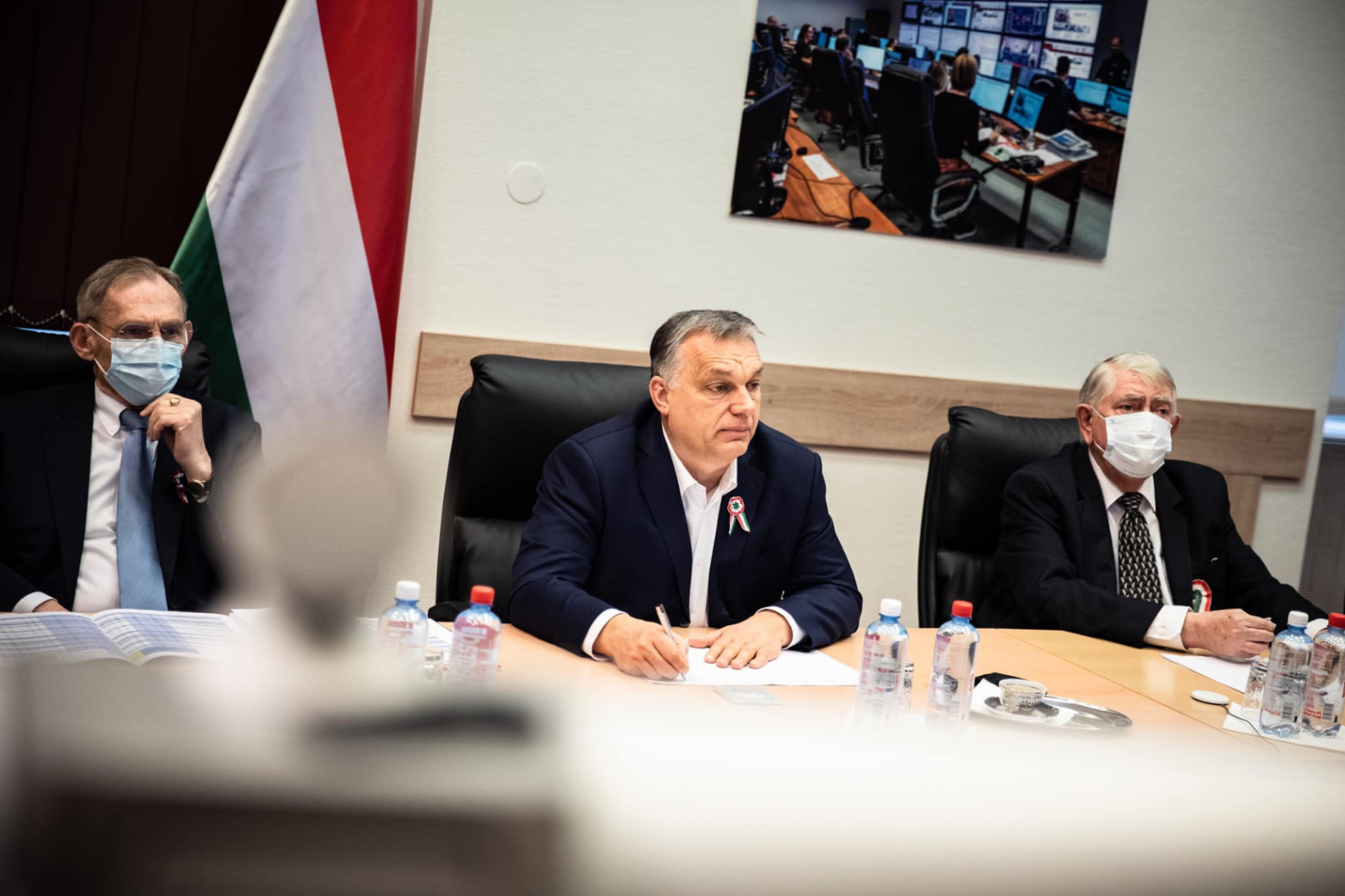 Saját minisztere és szakértők cáfolnak rá Orbán nyitási terveire