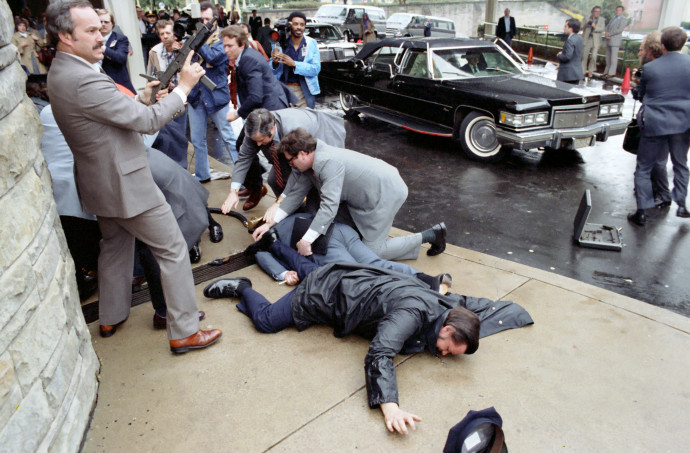 Ronald Reagan integet a tömegnek, majd nem sokkal később a merényletben megsérült James Brady fekszik a földön – Fotó: The Ronald Reagan Presidential Library and Museum / AFP