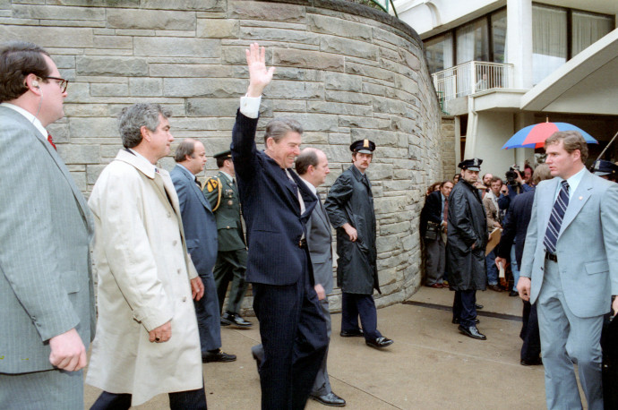 Ronald Reagan integet a tömegnek, majd nem sokkal később a merényletben megsérült James Brady fekszik a földön – Fotó: The Ronald Reagan Presidential Library and Museum / AFP