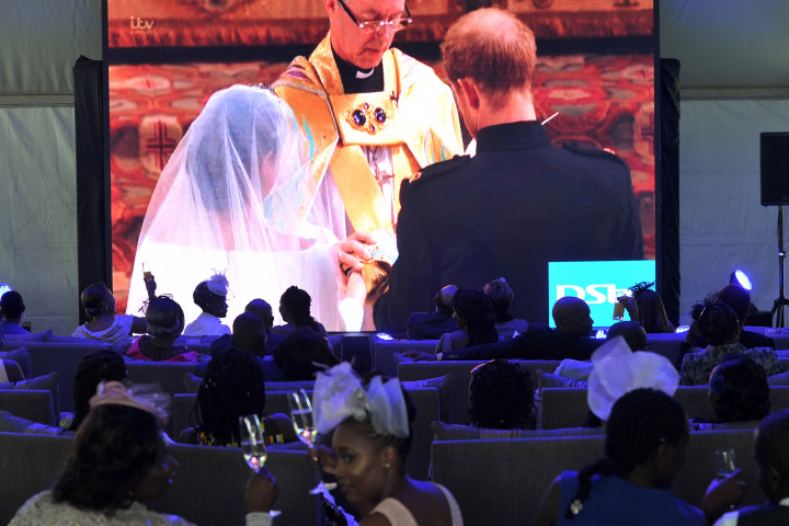 Kivetítőn követik Meghan Markle és Harry herceg esküvőjét 2018-ban – Fotó: Tony Karumba / AFP