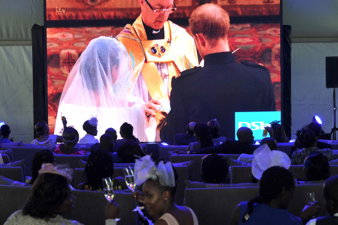 Kivetítőn követik Meghan Markle és Harry herceg esküvőjét 2018-ban – Fotó: Tony Karumba / AFP