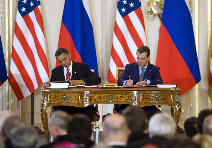 Barack Obama és Dmitrij Medvegyev aláírja a stratégiai fegyverzetcsökkentő egyezményt 2010-ben