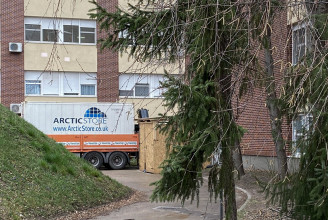Videón, ahogy megérkezik a második halotthűtő konténer a székesfehérvári kórház udvarára