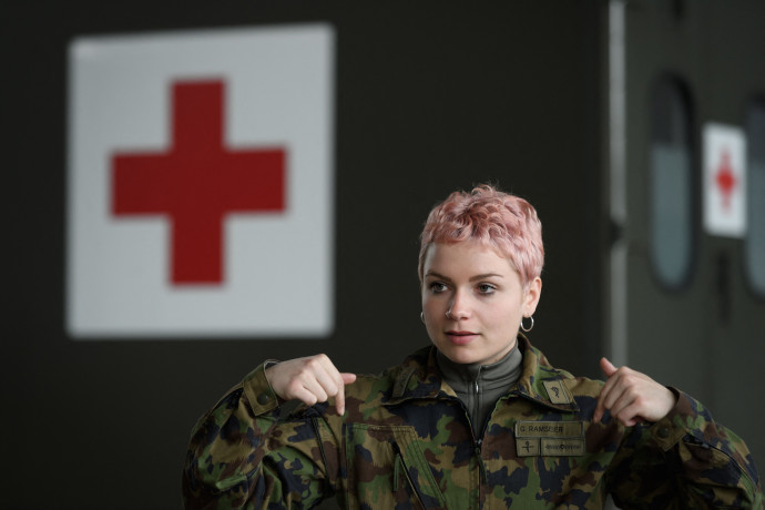 Gabrielle Ramseier őrmester 2020. március 22-én, Biere-ben – Fotó: Fabrice COFFRINI / AFP