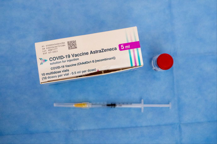 Európai Gyógyszerügynökség: Nem azonosítottak kockázati tényezőt az Astra Zeneca vakcinánál