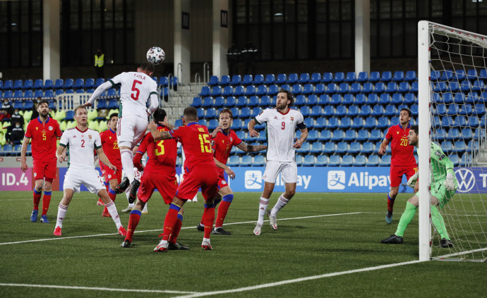 Az első gól előtti pillanat: Fiola Attila emelkedett, a védők nézték – Fotó: Albert Gea/Reuters