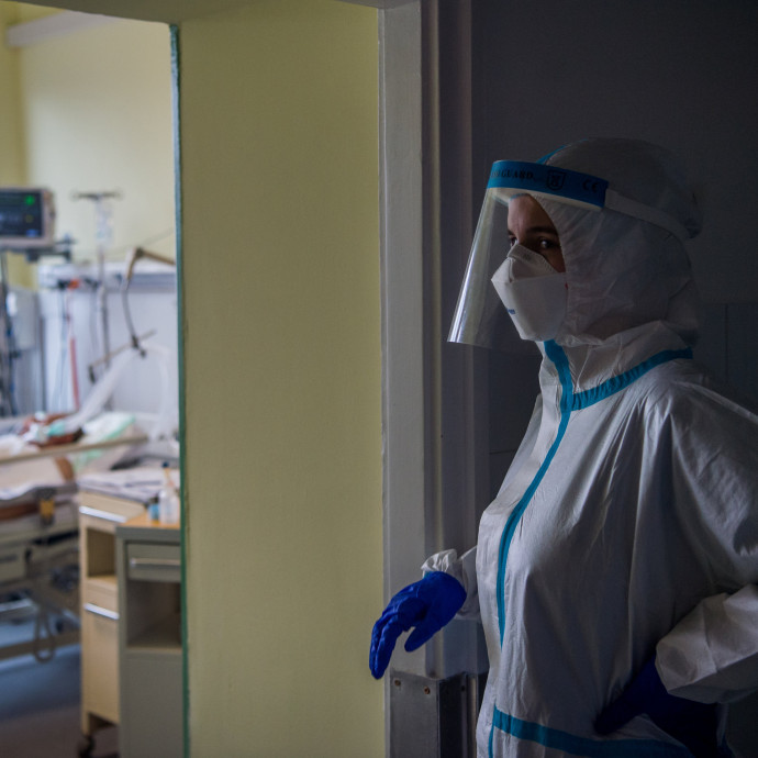 „Sokszor belefutunk abba, hogy már nincs értelme lélegeztetőgépre rakni” – ápolók a kórházak leterheltségéről