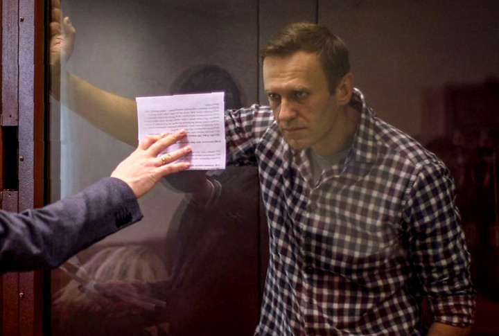 Navalnij egy moszkvai bíróság üvegfala mögött 2021. február 21-én – Fotó: Kirill Kudrjavcev/AFP