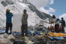Egy serpacsapat 2,2 tonna hulladékot hozott le a lassan szeméttelepre hasonlító Himalájából