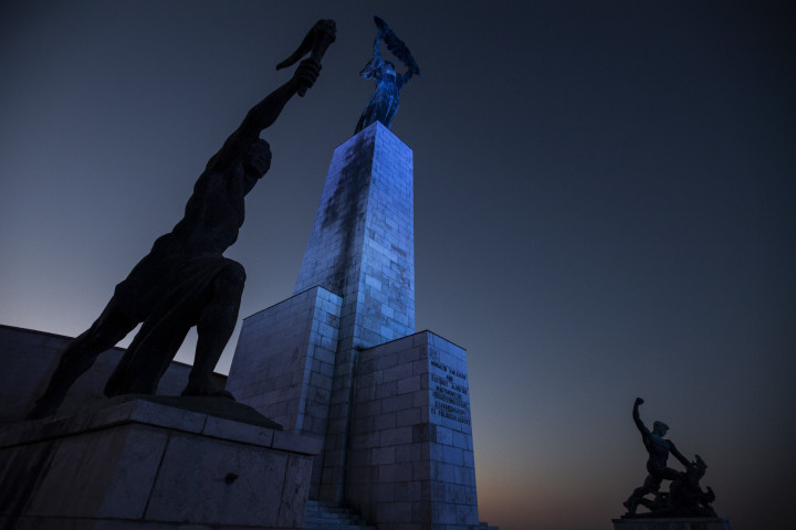 A kék fénnyel megvilágított Gellért-hegyi Szabadság-szobor az autizmus világnapján 2020-ban – Fotó: Mónus László / MTI 