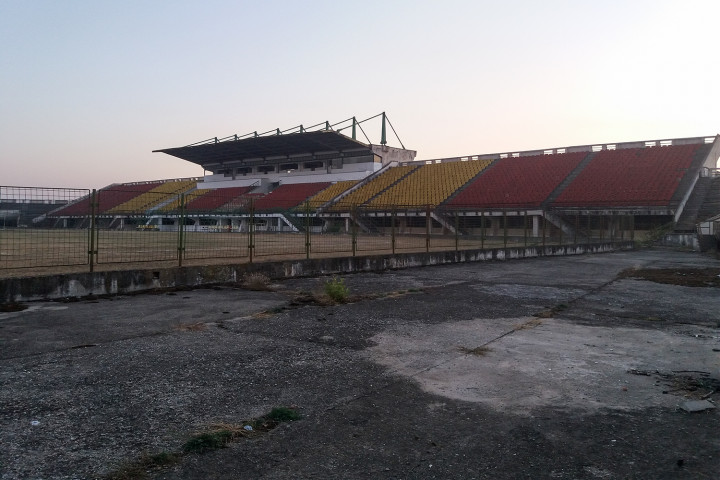 Az elhagyatott Viitorul Stadion Scornicesti határában – Forrás: Wikimedia / MSClaudiu