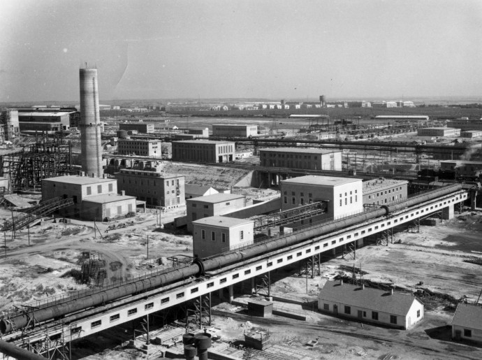 Dunaújvárosi (akkor Sztálinváros) lakóházak és a Dunai Vasmű 1953-ban – Fotó: Gallai Sándor / Fortepan