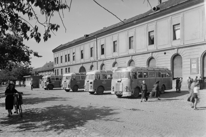 Autóbusz-állomás a Jókai Mór utcában Mohácson 1955-ben – Fotó: UVATERV / Fortepan